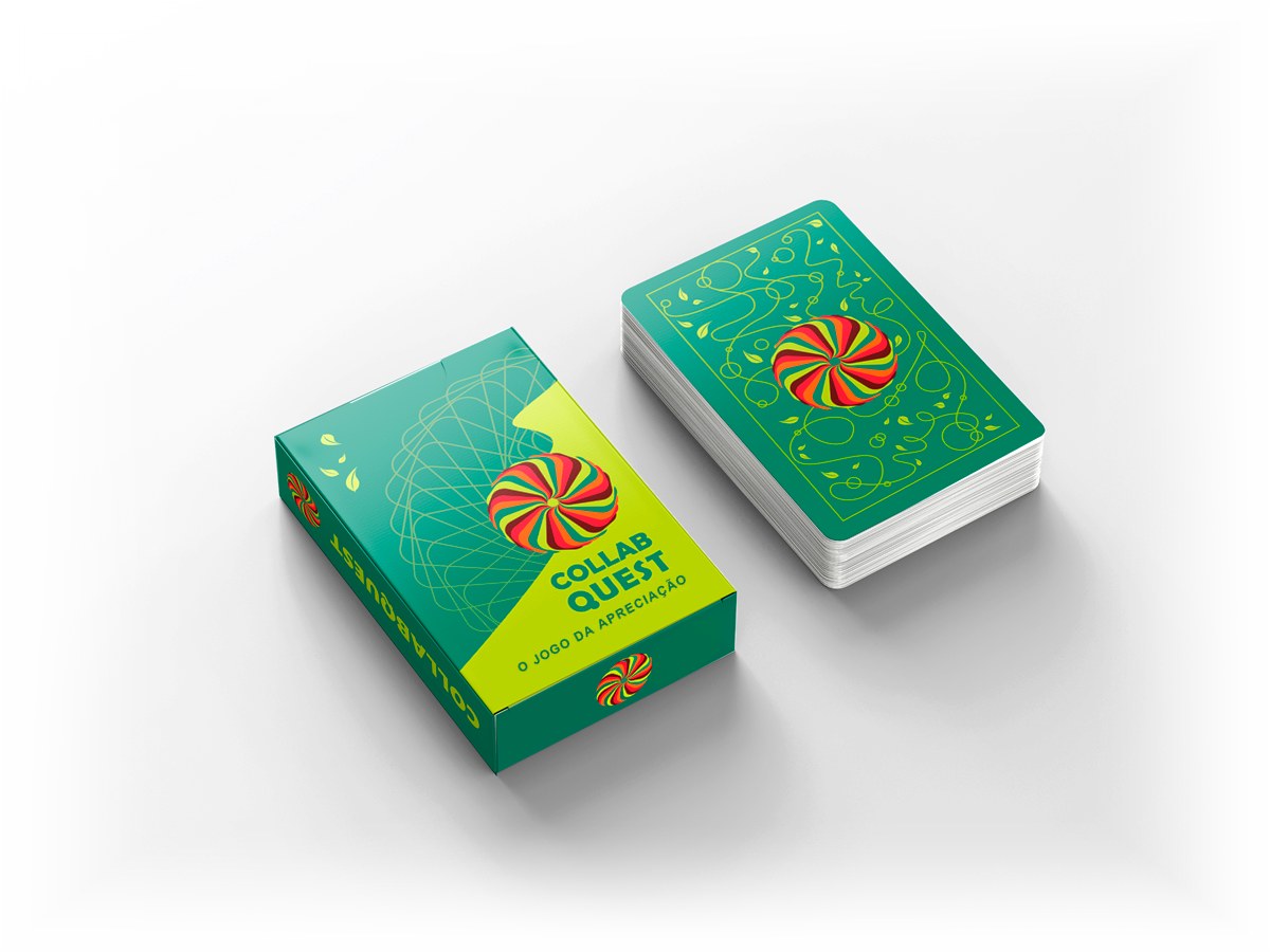 Caixa do CollabQuest ao lado do baralho com verso verde e mandala colorida
